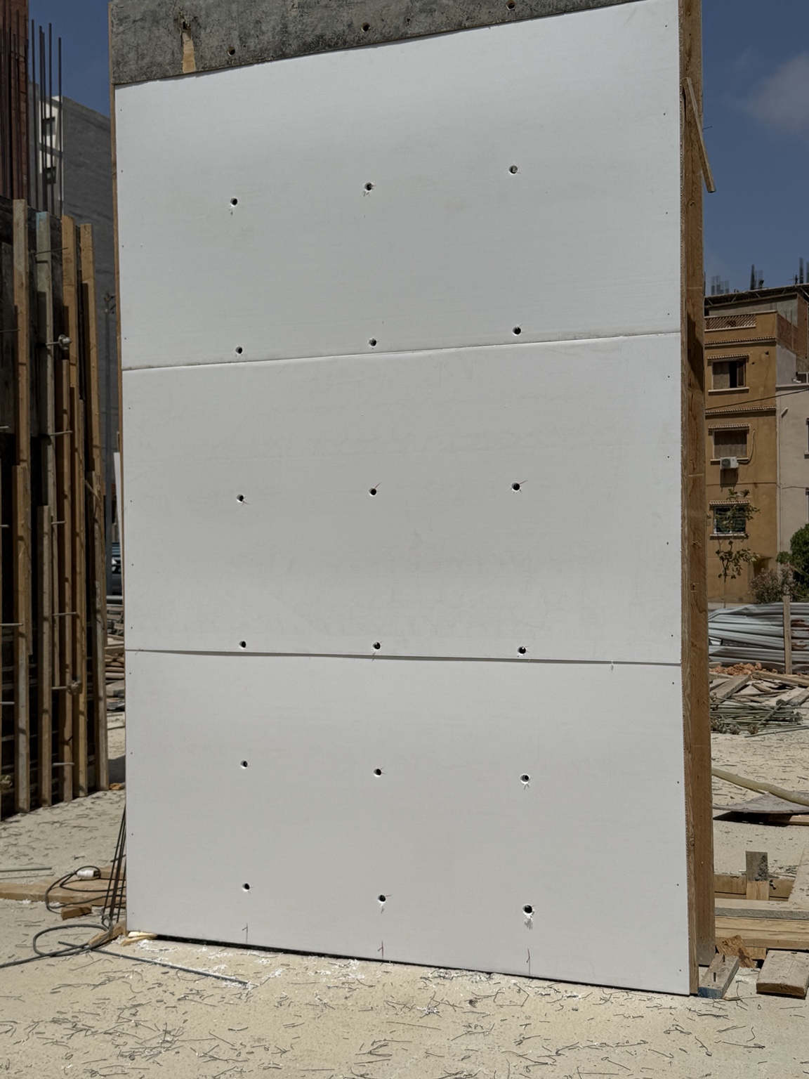 Application des panneaux de coffrage sur chantier